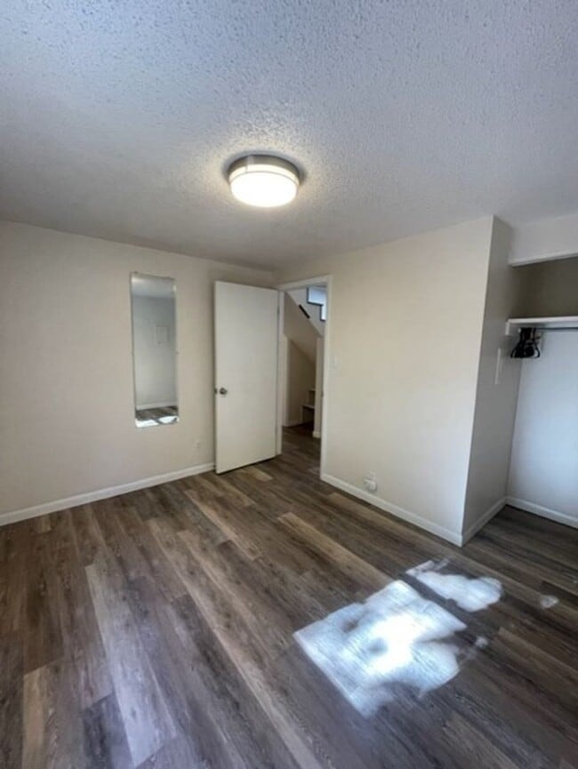 Building Photo - 3 Bedroom/ 1 Bathroom downtown home!