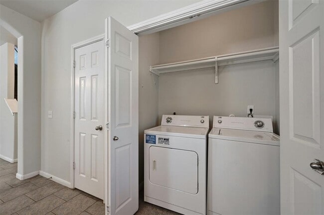 Building Photo - 2412 Allred Dr