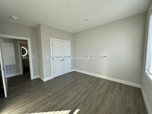 Building Photo - 656 Saratoga St