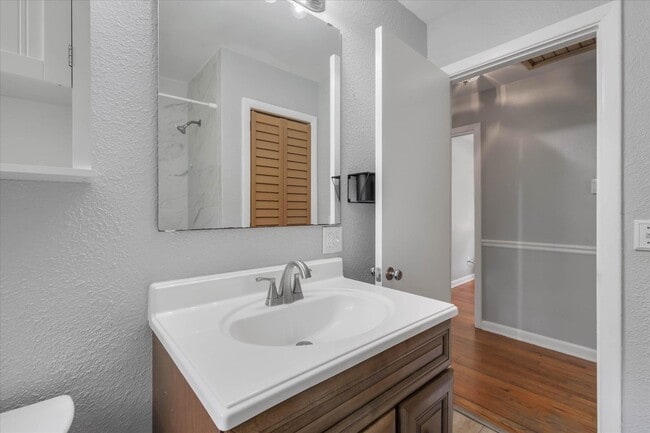 Building Photo - 1917 Sharon Rd