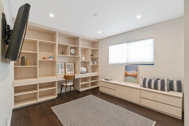 Building Photo - Modern and Spacious 4 Bed + 2.5 Bath Home