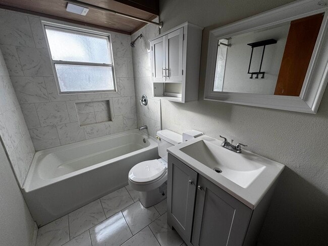 Building Photo - 2407 Inglewood Dr