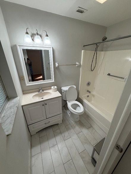 Building Photo - 68 Hardee St