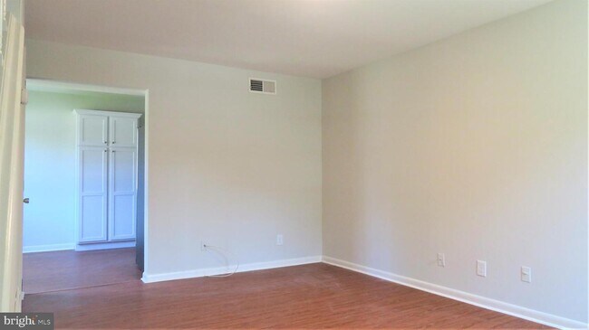 Primary Photo - 409 Amelia St
