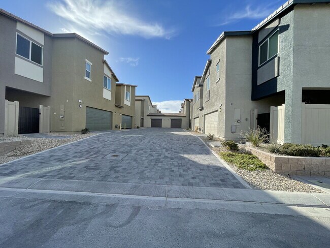 Building Photo - GATED 4 BED 2.5 BATH 2 CAR GARAGE SINGLE FAMILY HOME w/ LOFT, BEDROOM DOWNSTAIRS, NEXT TO COMMUNI...
