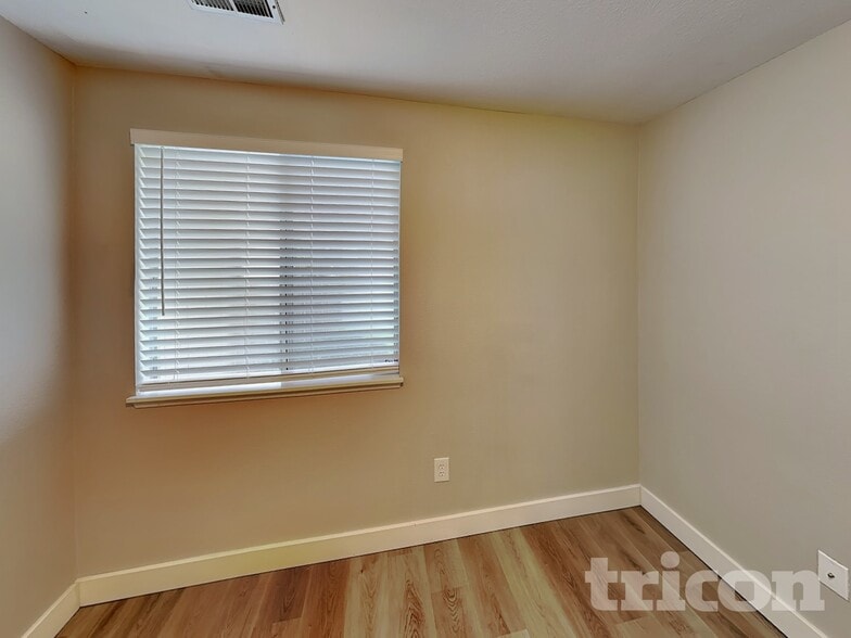 Building Photo - 1021 30th St NE