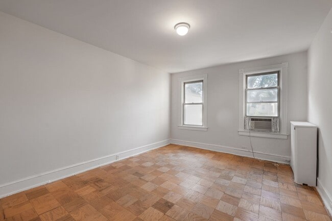 Building Photo - Spacious 6BR/1.5BA Row home