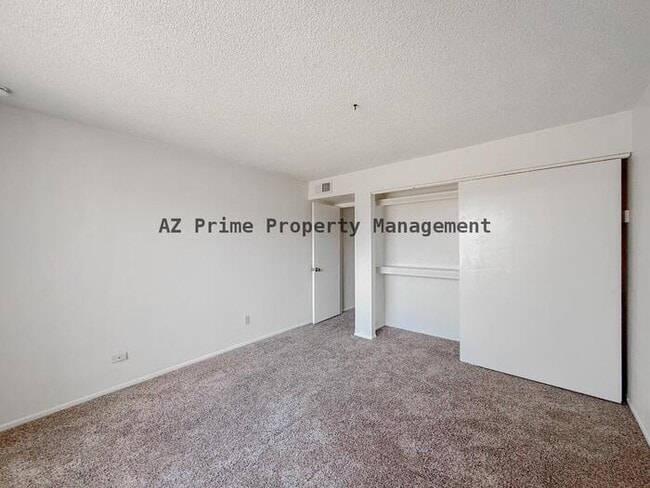 Building Photo - 812 W Duke Dr