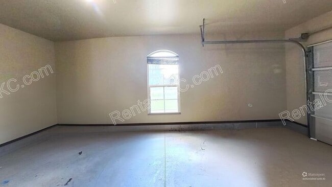 Building Photo - Large Lot, Big Space