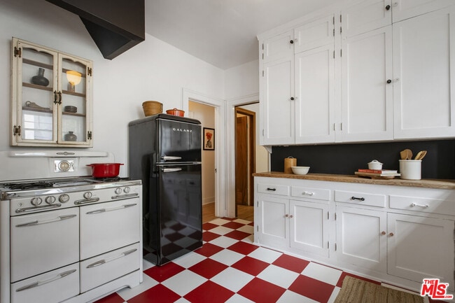 Building Photo - 4405 Clarissa Ave