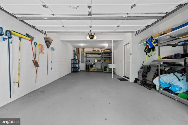 Building Photo - 5510 Beach Dr