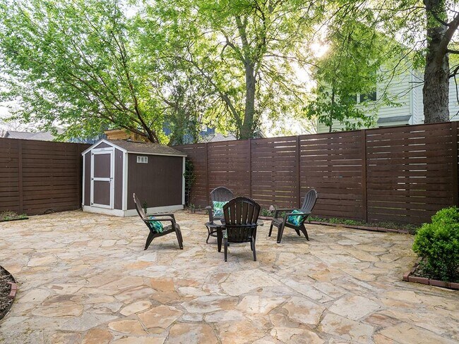 Building Photo - 5605 Roosevelt Ave