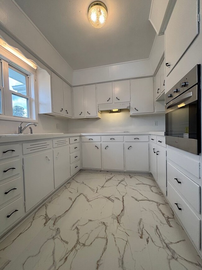 Building Photo - Rent this 3 Bedroom 1 Bath beautiful House...