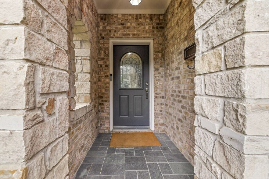 Building Photo - 10 Stonebriar Ct