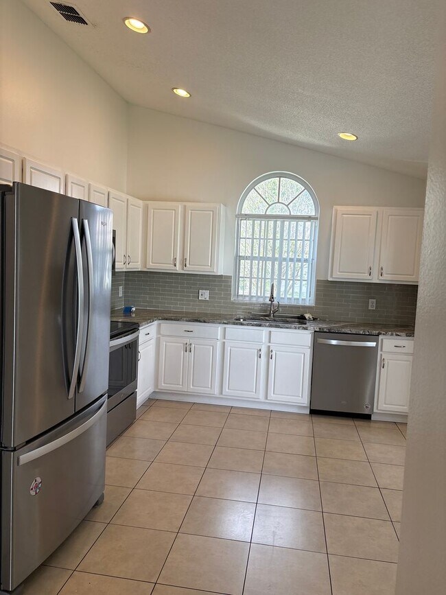 Building Photo - Spacious 4-Bedroom Pool Home in Indian Cre...