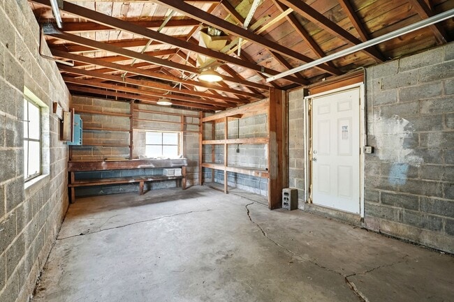 Building Photo - NEW LISTING! 2 BEDROOM HOME