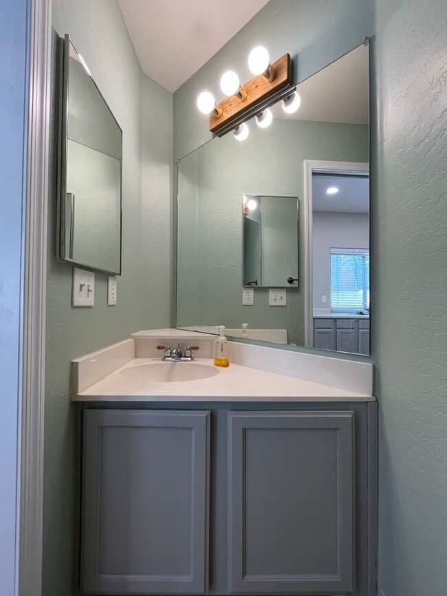 Building Photo - 2 Bedroom Townhome in the Stone Gate Commu...