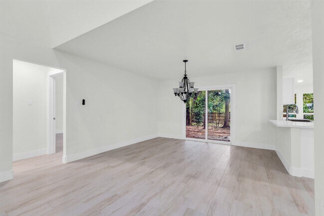Building Photo - 1602 Pine Oak Dr
