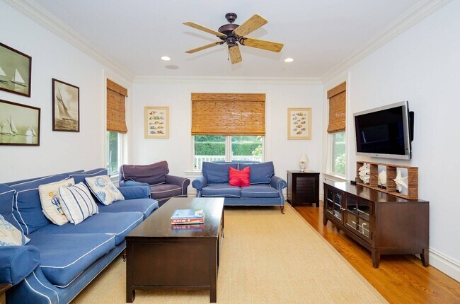 Building Photo - 43 Gansett Ln