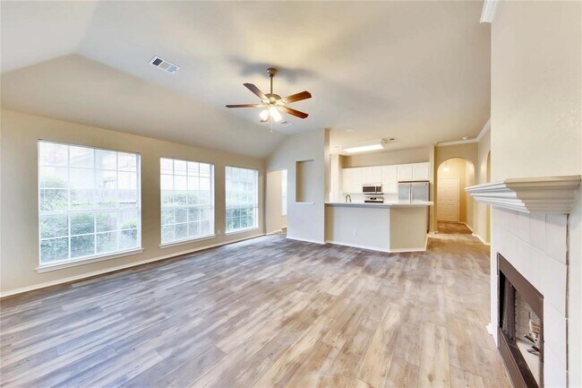 Building Photo - 2204 Grove Dr