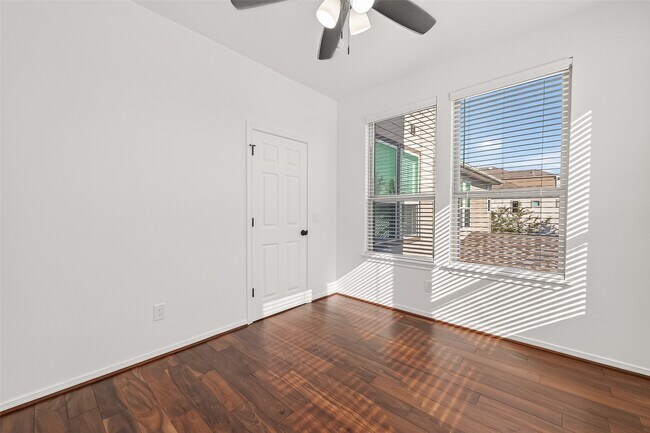 Building Photo - 10949 Cannes Memorial Dr