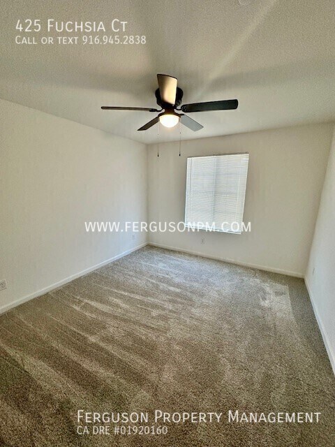 Building Photo - 425 Fuchsia Ct