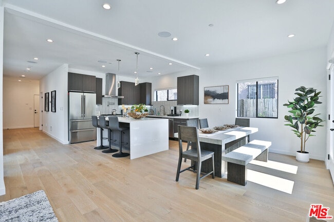 Building Photo - 1622 S Mansfield Ave