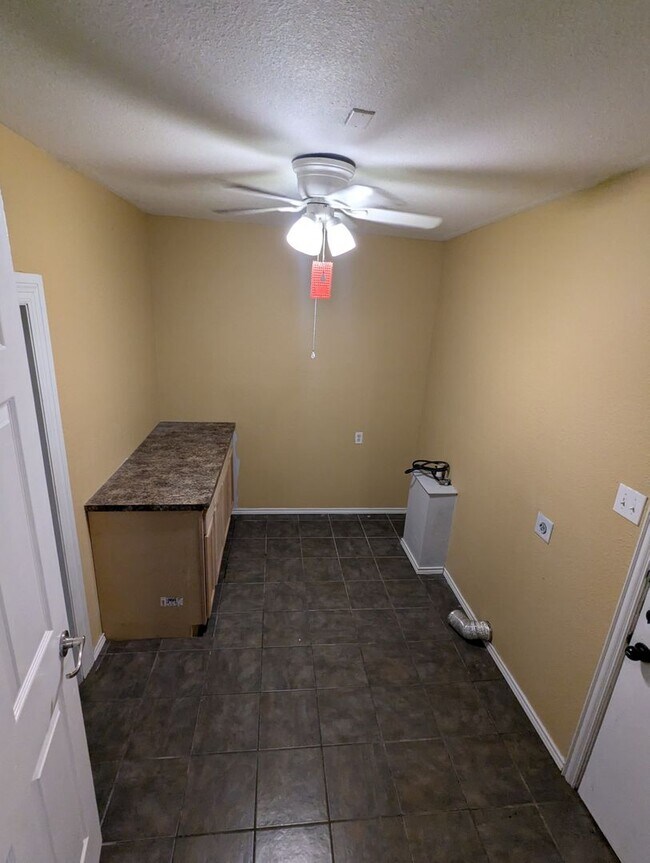 Building Photo - 912 Red Bud Dr