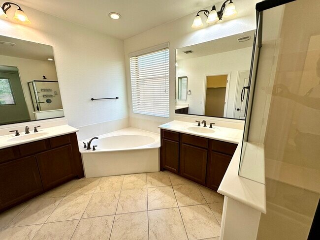 Building Photo - Fantastic Goodyear Home in Sedella