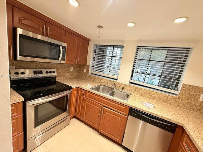 Building Photo - 1990 Brickell Ave