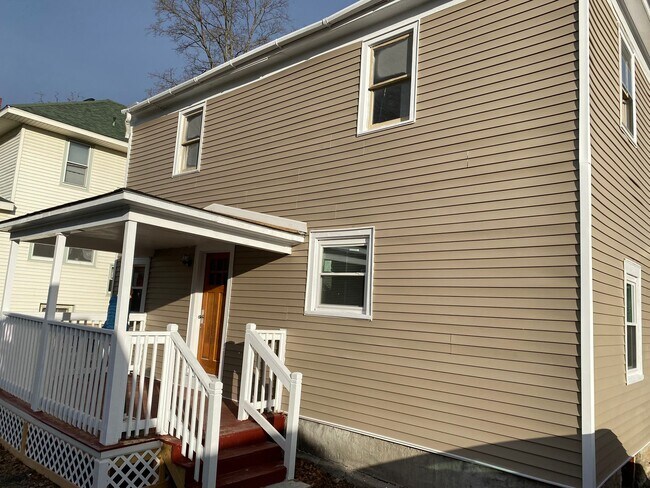 Building Photo - 257 Main St