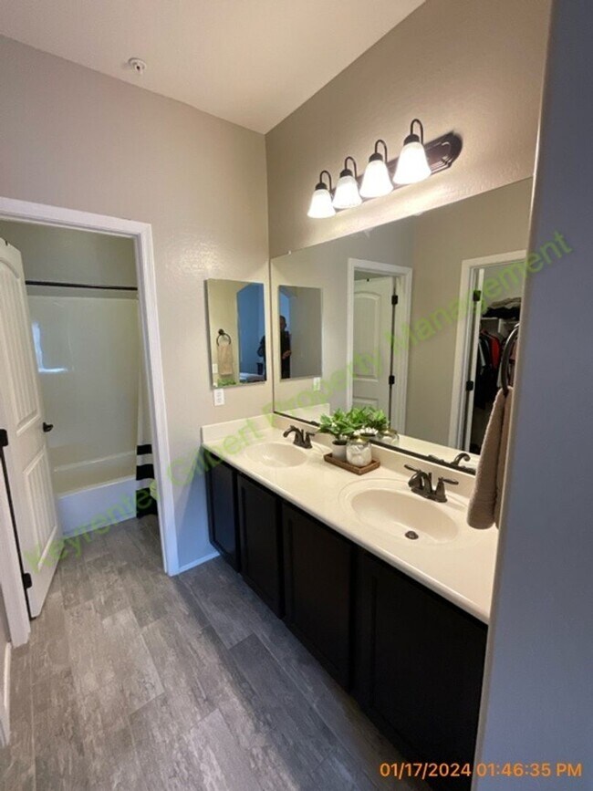 Building Photo - 3 bed/2.5 bath Condo in Gilbert’s Lofts in...