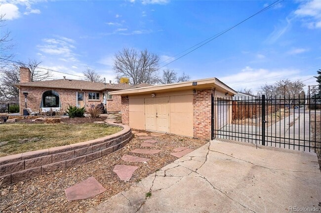 Building Photo - 4BD, 3BA Park Hill Home with Yard and 2-Car Garage