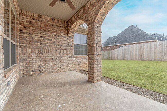 Building Photo - Gorgeous Rogers Home!