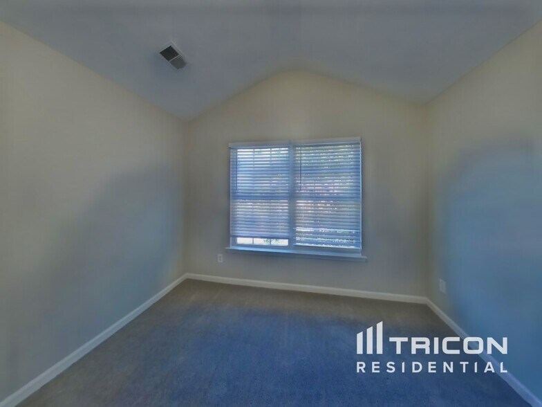 Building Photo - 460 Canyon Way SW