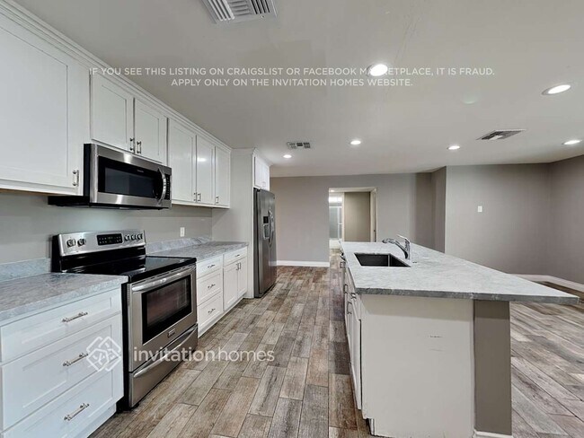 Building Photo - 1335 E Hermosa Dr