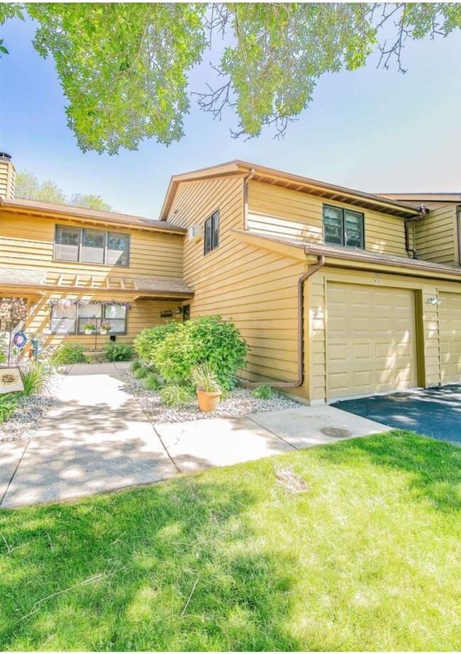 Primary Photo - 1135 Manor Dr