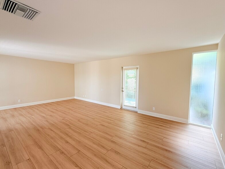 Living room with door to rear yard - 4126 Del Mar Ave
