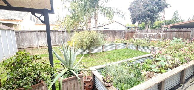 Building Photo - Spacious 4-Bedroom, 3-Bath Home for Rent in Elk Grove!