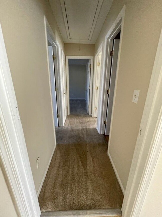 Building Photo - COMING SOON 3 BEDS/2 BATHS!