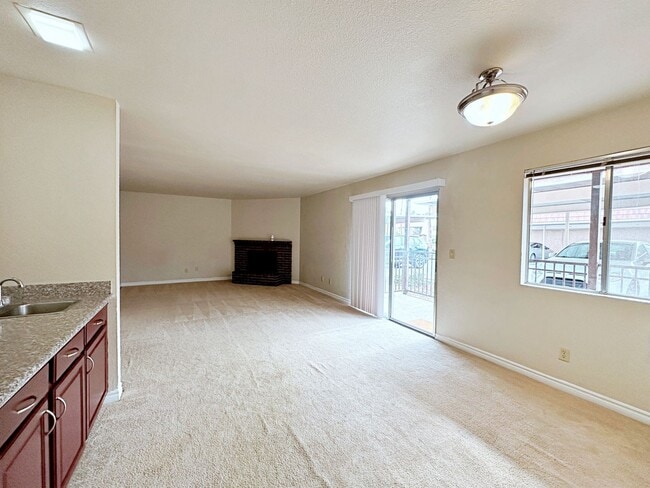 Building Photo - 3 BEDROOM, 2 BATH DOWNSTAIRS CONDO IN GUARD GATED COMMUNITY