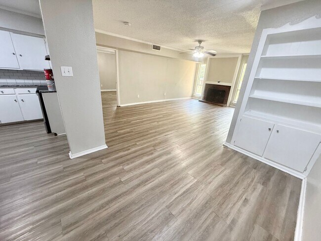Building Photo - 1102 Lilac Dr