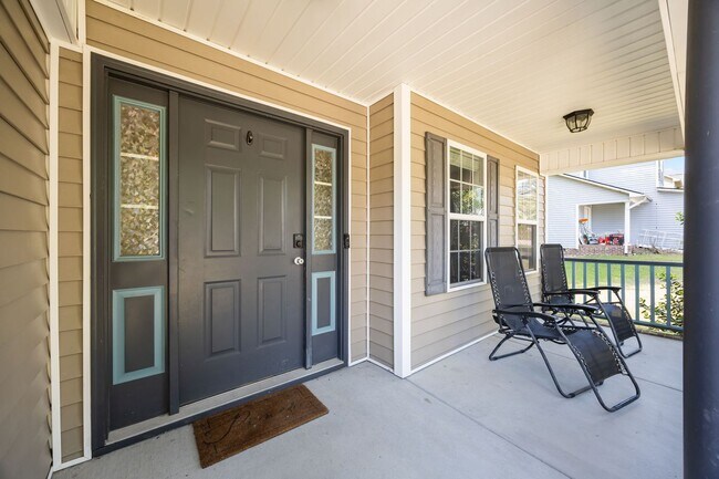 Building Photo - Fully Furnished Month to Month/Short Term Rental!