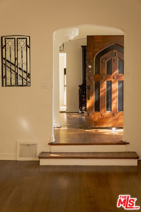 Building Photo - 2829 Beachwood Dr