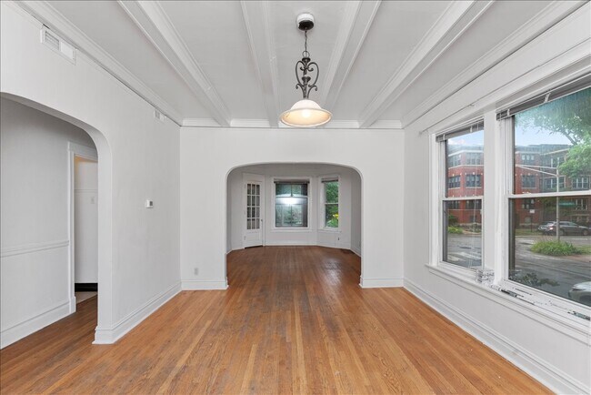 Building Photo - 1353 W Catalpa Ave