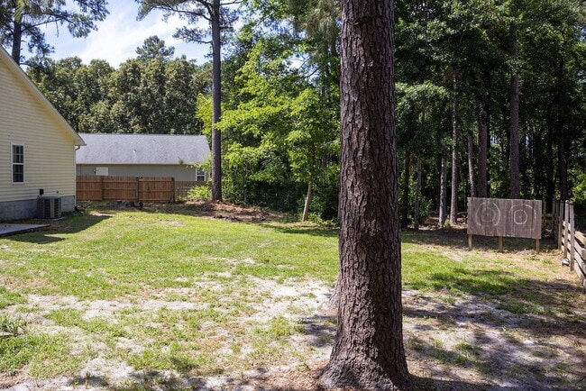 Building Photo - **HALF OFF FIRST MONTHS RENT**3 bedrooms, Fenced in backyard, 12x24 shed, NO breed restrictions!