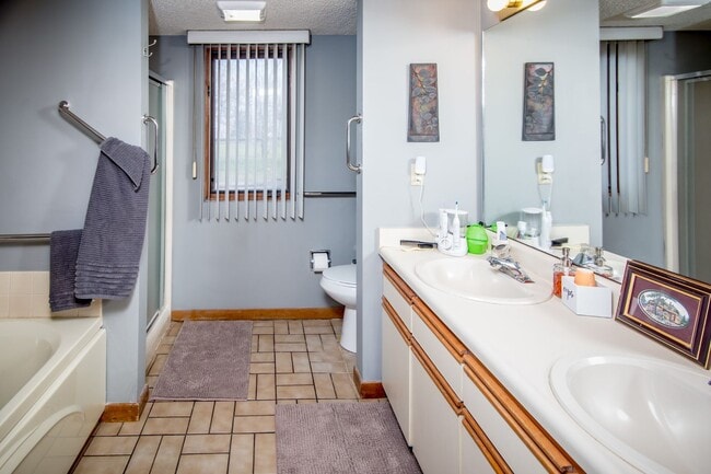 Building Photo - 2 Bed & 2 Bath Condo