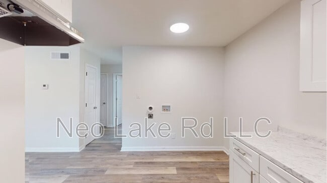 Building Photo - 605 Lake Rd