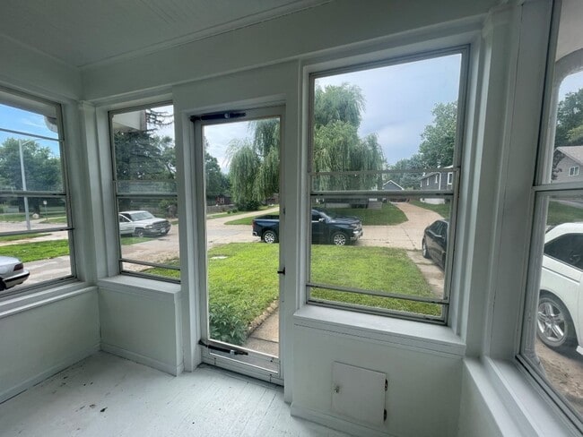 Building Photo - Home in Omaha for rent!