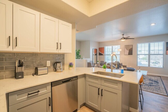 Building Photo - 10 W Minnezona Ave